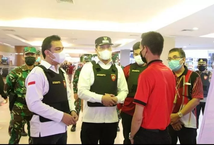 IKUT SIDAK: Wakil Ketua DPRD Banjarbaru, Taufik Rachman (kiri) bersama Wali Kota dalam sidak PPKM. | Foto: Taufik Rachman for Radar Banjarmasin