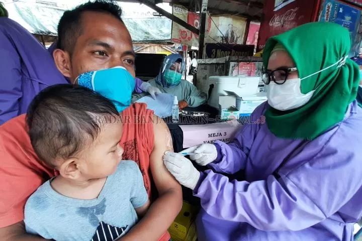 GELOMBANG DUA: Pedagang di Pasar Sentra Antasari menerima suntikan vaksin Sinovac. | FOTO; WAHYU RAMADHAN/RADAR BANJARMASIN