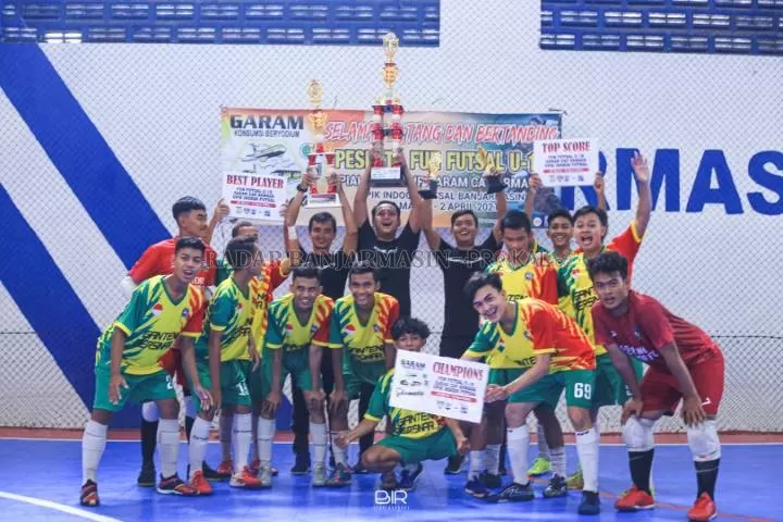 PIALA BERGILIR: Tim futsal Gantenk Bersinar FC sukses menjadi juara di kejuaraan futsal Garam Cap Armada Cup 2020 di Lapangan Upik Indoor Futsal, Banjarmasin, Jumat (2/4) lalu.