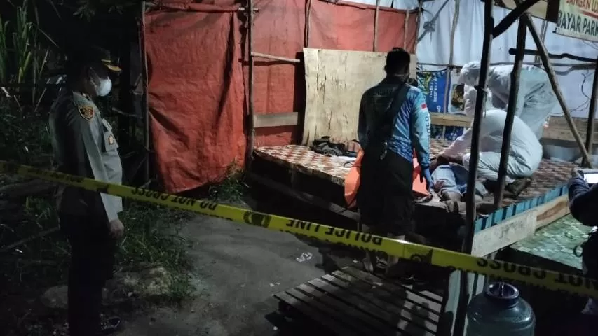 JASAD LAGI: Seorang pria ditemukan tak bernyawa di lingkungan pool driver truk Jln Trikora. | Foto: Polsek Banjarbaru Barat for Radar