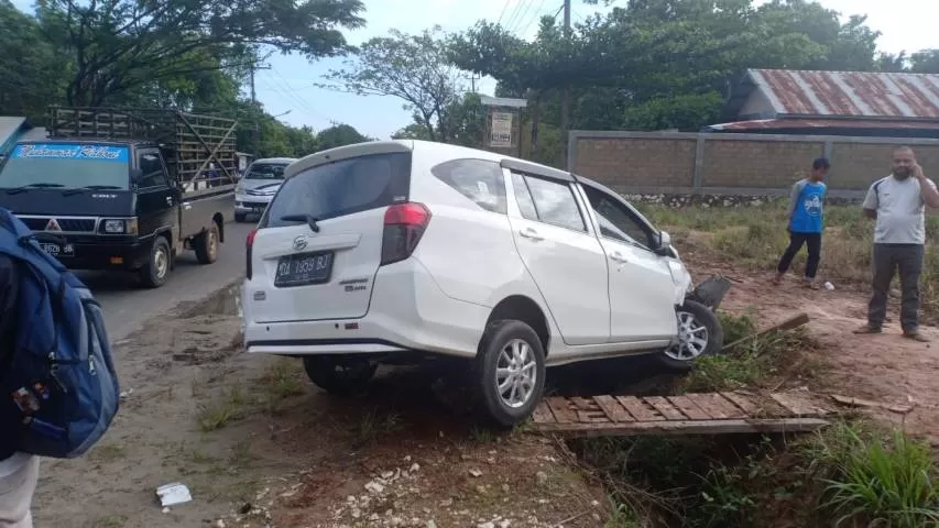 TABRAKAN: Salah satu mobil yang terlibat kecelakaan di Jalan A Yani Km 102 Desa Suato Tatakan, Kecamatan Tapin Selatan.