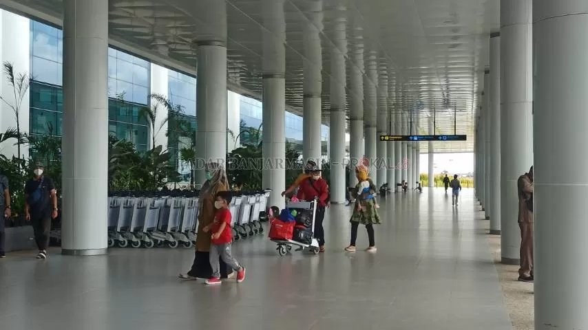 MULAI RAMAI: Suasana Bandara Internasional Syamsudin Noor, kemarin. Terlihat mulai ramai karena masyarakat mulai mudik duluan, sebelum larangan diberlakukan. | FOTO: SUTRISNO/RADAR BANJARMASIN
