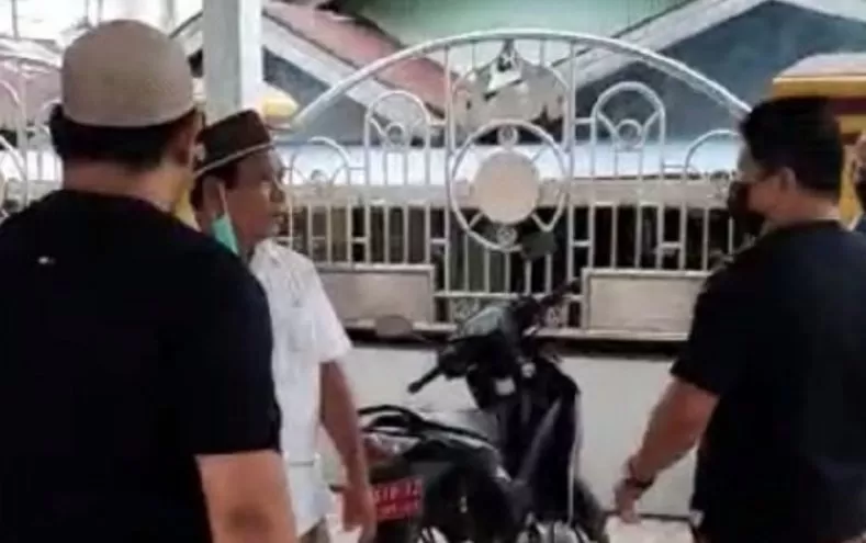 NAIK PENYIDIKAN: Jurkani dan Salmansyah beradu mulut hingga main tangan di Masjid Nurul Iman Jalan Prona I RT 12 pada Rabu (31/3) pagi. | Foto: Istimewa