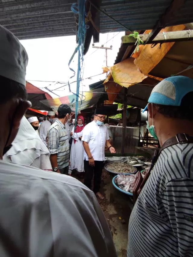 ASPIRASI: Haji Denny Indrayana bersama pedagang Pasar Pekauman, Selasa (6/4).
