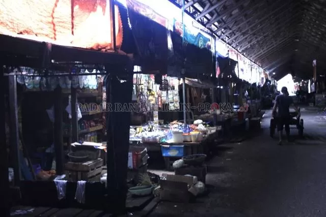 DILEMATIS: Sejumlah pedagang yang sekaligus bermukim di kawasan eks pasar Bauntung yang lama masih bertahan. | Foto: Muhammad Rifani/Radar Banjarmasin