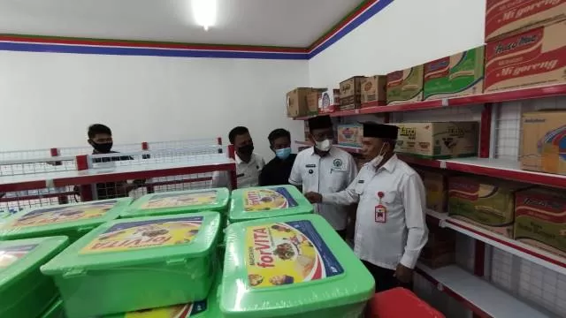 TEROBOSAN: Wakil Bupati Tanah Bumbu M Rusli mengunjungi mini market di Desa Mekar Jaya.