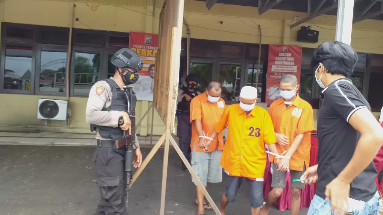 PELAKU: Tersangka pencabulan anak kiri (tengah) ketika digiring petugas ke rumah tahanan Mapolres Tabalong.