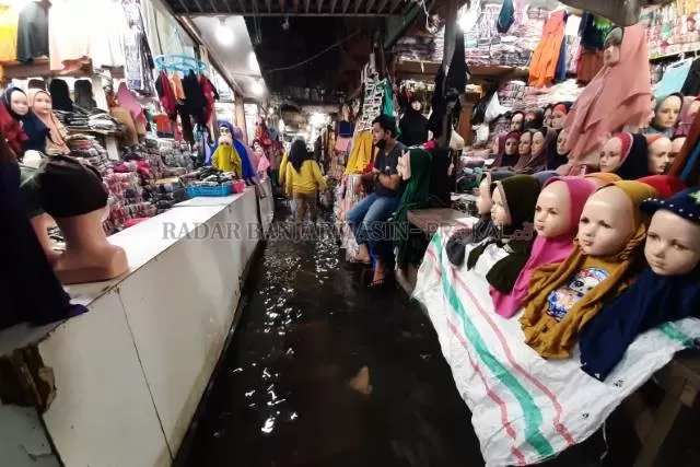 JADI KOLAM: Lorong Pasar Sudimampir Baru, (6/4). Banjarmasin belum lolos dari ancaman banjir. | FOTO: WAHYU RAMADHAN/RADAR BANJARMASIN