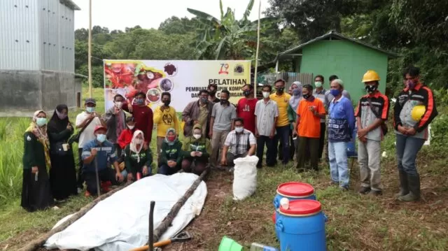 PEMBINAAN: PT Arutmin Indonesia NPLCT melakukan pelatihan pembuatan pupuk kompos dan pupuk organik cair bersama warga desa binaan. | FOTO: ARUTMIN FOR RADAR BANJARMASIN