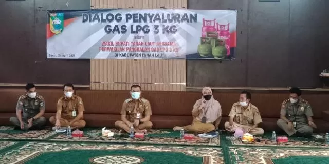 DIALOG: Suasana Dialog Penyaluran LPG 3 Kg di Aula Kediaman Wakil Bupati Tanah Laut Abdi Rahman, senin (5/4).
