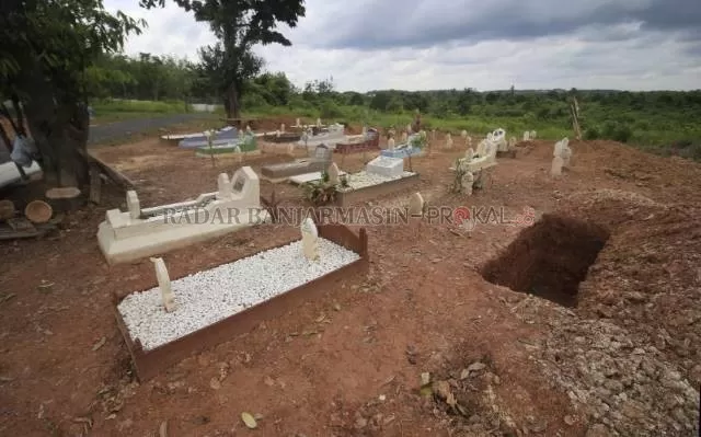 MULAI PADAT: Tempat kuburan khusus Covid-19 di TPU Cempaka Banjarbaru sudah menyentuh 63 petak usai beberapa waktu terakhir terjadi tren kenaikan kasus meninggal. | Foto: Muhammad Rifani/Radar Banjarmasin