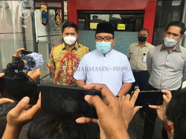 LAPORKAN KASUS: Cagub Denny Indrayana melaporkan video yang disebut mendiskreditkannya ke Ditreskrimsus Polda Kalsel, kemarin. | FOTO: M OSCAR FRABY/RADAR BANJARMASIN