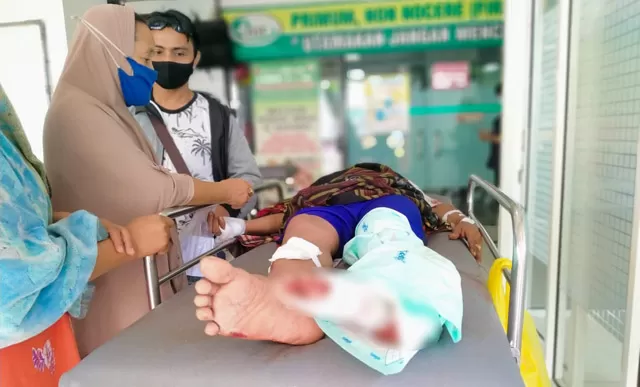 KORBAN PEMALAKAN: Adi terbaring lemah di kereta dorong IGD Rumah Sakit Ulin. Ia menjadi korban pemalakan di Jembatan 9 Oktober, Banjarmasin Selatan, Rabu (7/4) dini hari kemarin.