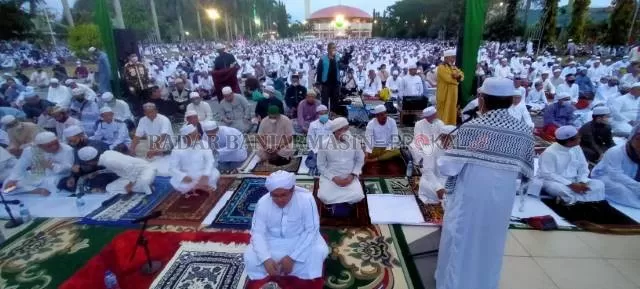 LEBIH SEMARAK: Jemaah memadati halaman Masjid Sabilal Muhtadin saat Nisfu Syaban lalu. Tahun ini Ramadan akan lebih semarak dibanding awal pandemi tahun lalu. | FOTO: ENDANG SYARIFUDIN/RADAR BANJARMASIN