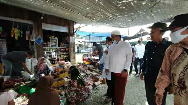 PROAKTIF: Haji Denny Indrayana berkunjung ke Pasar Aluh-Aluh, Jumat (8/4)