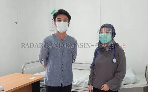 PEDULI: Fadlullah Karami dan Adelina Octavia, perawat dan dokter yang bertugas di klinik sederhana di Jalan Garuda VI tersebut. | FOTO: WAHYU RAMADHAN/RADAR BANJARMASIN
