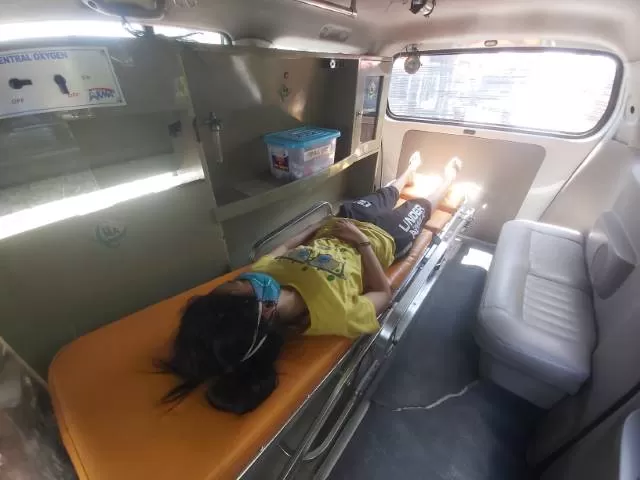 DIJEMPUT AMBULANS: Echa, si putri tidur Banjarmasin, dijemput ambulans untuk menerima perawatan intensif di Rumah Sakit Ansari Saleh. | FOTO: MULYADI FOR RADAR BANJARMASIN