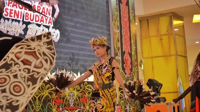 BUDAYA: PLN mendukung pagelaran seni budaya Dayak Borneo. Langkah ini sebagai salah satu upaya guna melestarikan budaya asli suku dayak yang ada di Kalimantan. | FOTO: PLN FOR RADAR BANJARMASIN.