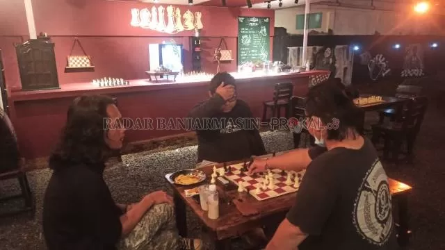 DEMAM CATUR: Para pengunjung saat main catur di Chess and Poet, Sabtu (10/4) malam. Tempat ini merupakan kafe catur pertama di Kalsel. | FOTO: SUTRISNO/RADAR BANJARMASIN