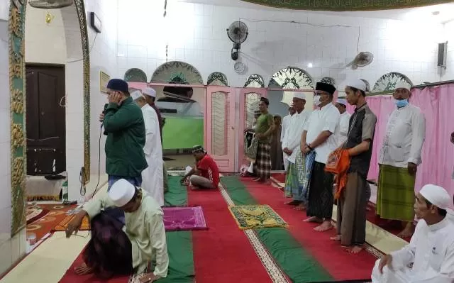 PENUH RAHMAT: Haji Denny menjelang pelaksanaan shalat tarawih perdana di Langgar Tsamarah Ikhwan Martapura.