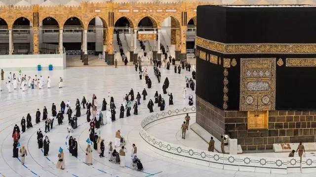 SUDAH DIRINDUKAN: Jemaah bertawaf di masjidil haram di masa pandemi. | FOTO: ARABIYA.NET