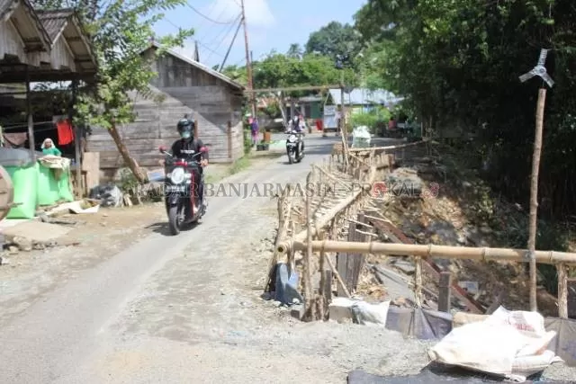 BISA DILALUI: Akhirnya Jalan Ulama Desa Ilung RT 1 RW 1 yang amblas pada bulan Januari 2021 lalu sudah diperbaiki warga secara swadaya. Sekarang bisa dilalui kendaraan roda dua dan empat. | FOTO: JAMALUDDIN/RADAR BANJARMASIN