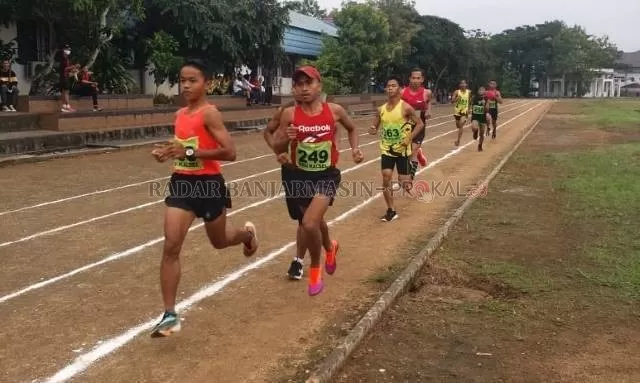 ADU CEPAT: Invitasi Atletik Kalsel 2021 di JPOK ULM Banjarbaru mempertandingkan sejumlah nomor lomba, Sabtu (10/4). Antara lain lari 5.000 meter, 800 meter, dan 100 meter putra maupun putri.
