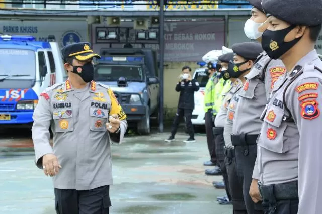 GELAR PASUKAN: Kapolresta Banjarmasin Kombes Pol Rachmat Hendrawan mengecek kesiapan pasukan yang akan diterjunkan dalam Operasi Keselamatan Intan 2021.
