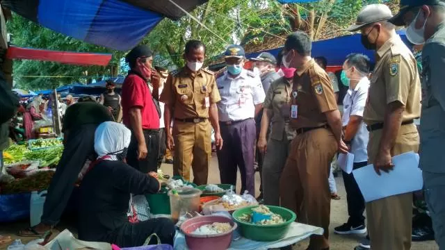 PENYISIRAN: Bupati Tanah Laut H M Sukamta Saat melakukan penyisiran ke pedagang-pedagang di Pasar Tapandang Berseri Pelaihari