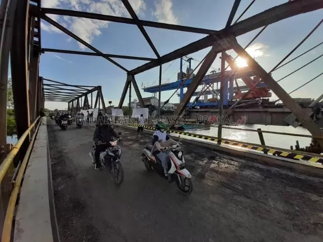 SOLUSI KEMACETAN: Mulai kemarin (14/4) sore, Jembatan Alalak I dibuka. Tampak dalam latar foto proyek jembatan baru yang belum rampung. | FOTO: WAHYU RAMADHAN/RADAR BANJARMASIN