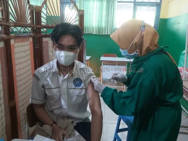 TAKUT BATAL: Vaksinasi guru di SMPN 1 Banjarmasin. Banyak guru yang enggan divaksin karena khawatir puasanya batal. | FOTO: WAHYU RAMADHAN/RADAR BANJARMASIN