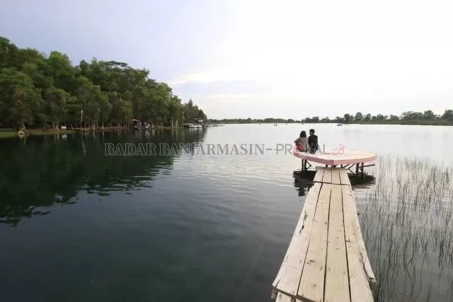 BEKAS TAMBANG: Pengunjung menikmati lanskap Danau Seran Banjarbaru. Danau Seran merupakan salah satu danau eks galian tambang PT Galuh Cempaka yang diharapkan Pemko Banjarbaru bisa menjadi embung dalam membantu mengatasi banjir. | Foto: Muhammad Rifani/Radar Banjarmasin