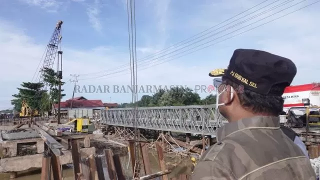 DIPERCEPAT: Penjabat Gubernur Kalsel Safrizal ZA saat meninjau Jembatan Sungai Salim Baru-baru tadi. | FOTO: DOK/RADAR BANJARMASIN