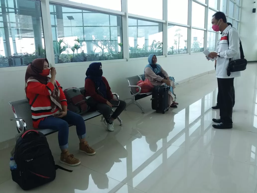 KETAHUAN: Petugas mengamankan calon TKI yang akan berangkat di ruang keberangkatan Bandara Internasional Syamsudin Noor, Senin (1/2) lalu. | FOTO: BP2MI BANJARBARU