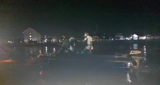 PENCARIAN: Sejumlah personel Satpolair Polresta Banjarmasin, dibantu rekanan rescue dan emergency gabungan menyisiri sungai Martapura, sekitar lokasi tenggelam para korban. | Foto: Satpolair for Radar Banjarmasin