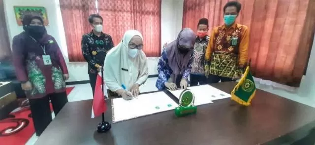 KOMITMEN: Pemerintah Kabupaten Tanah Bumbu teken MoU dengan Pengadilan Agama, terkait pencegahan pernikahan anak di bawah umur.