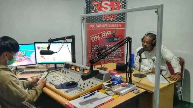 BELUM LENGKAP: Sekretaris PUPR Tanbu Subhansyah saat menjadi narasumber di Radio Swara Bersujud milik Pemkab Tanah Bumbu.