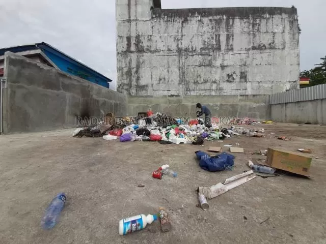 MASIH GRES: TPS baru di kawasan eks Pasar Buah ini menampung sampah dari tiga TPS yang ditutup Dinas Lingkungan Hidup. | FOTO: WAHYU RAMADHAN/RADAR BANJARMASIN
