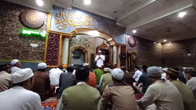 PESAN: Melanjutkan Safari Ramadan hari ke-4, Haji Denny Indrayana menyampaikan kultum di Masjid Al Barokatul, Bumi Lingkar Basirih Permai, Jumat (16/4).