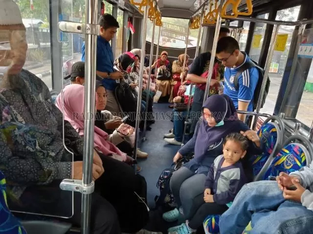DIMINATI: Penumpang BRT Banjarbakula berdesakan dalam bus. Foto diambil sebelum pandemi. | FOTO: DOK/RADAR BANJARMASIN