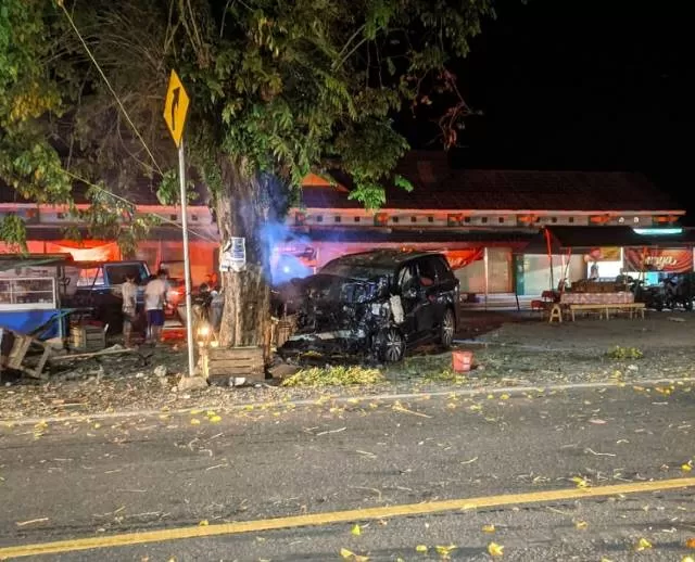 LAKA TUNGGAL : Mobil Wakil Ketua DPRD HST Hendra Suriadi menabrak pohon di Desa Angkinang Selatan Kecamatan Angkinang Kabupaten HSS, Minggu (18/4) dini hari.