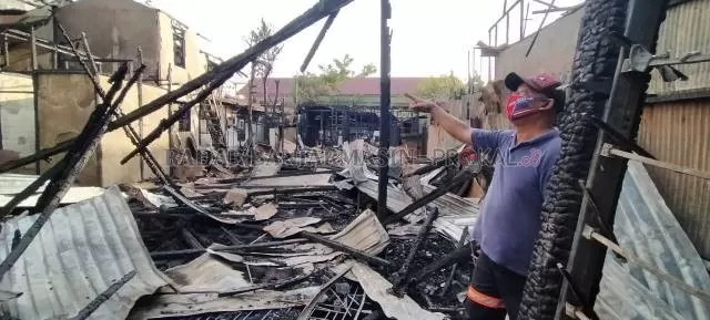 SISA ARANG: Suryadi menunjukkan rumah saudara iparnya yang habis terbakar, kemarin (18/4). Musibah itu terjadi malam sebelumnya (17/4). | FOTO: WAHYU RAMADHAN/RADAR BANJARMASIN