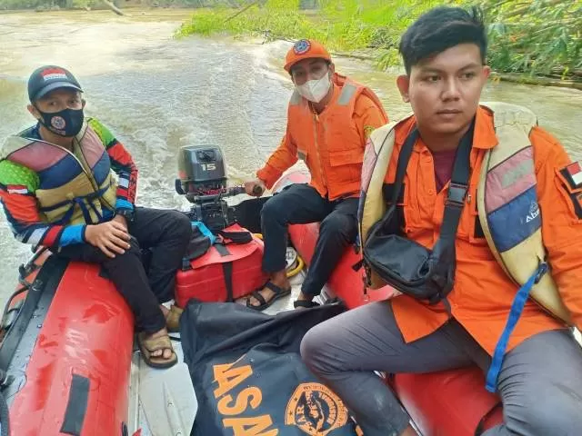 DITEMUKAN: Kakek tua yang sebelumnya diduga tenggelam, akhirnya ditemukan 1 kilometer dari titik nol di Sungai Tapin. | Foto: Relawan For Radar Banjarmasin.