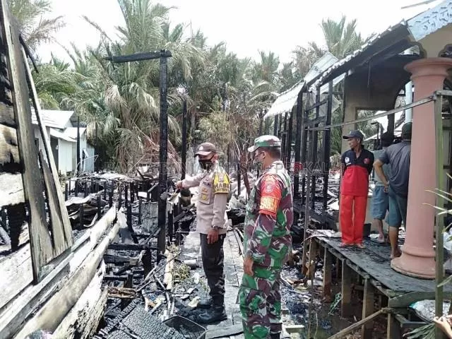 KAGET: Aparat kepolisian bersama TNI mendatangi lokasi kebakaran di Desa Teluk Haur Kecamatan Candi Laras Utara. | FOTO: BABINSA FOR RADAR BANJARMASIN