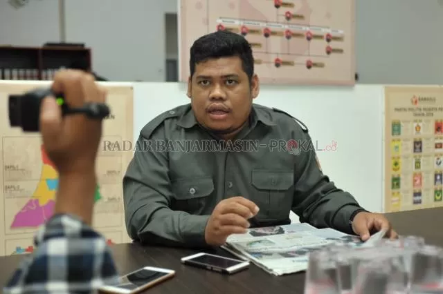 KONFIRMASI: Komisioner Bawaslu Banjarmasin untuk Divisi Penindakan Pelanggaran Pemilu, Subhani ketika memberikan keterangan kepada wartawan. | FOTO: DOKUMEN RADAR BANJARMASIN