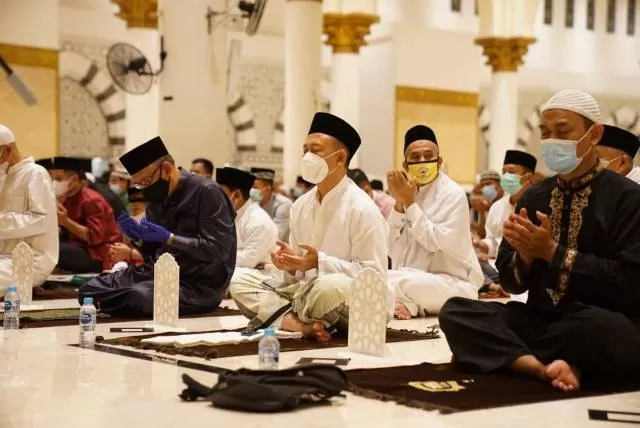 LEBIH LONGGAR: Para jemaah mengenakan masker di dalam masjid. Ibadah Ramadan tahun ini lebih longgar dibanding tahun awal pandemi. | FOTO: IST