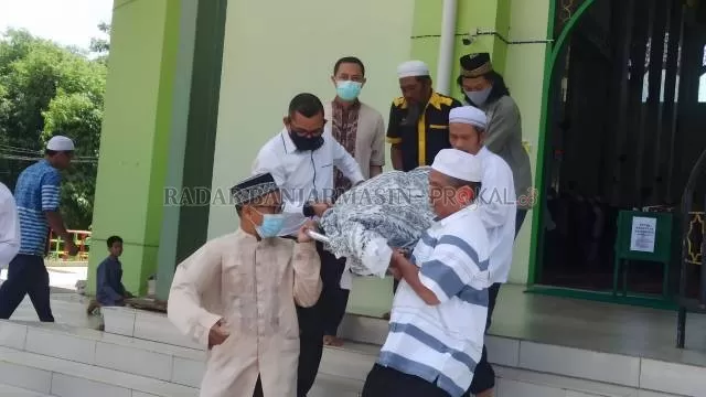HANYA SANAK SAUDARA: Jenazah Lihan saat akan dimasukkan ke ambulans usai disalatkan di Masjid Agung Al Munawwarah di Jalan Trikora, kemarin. | FOTO: SUTRISNO/RADAR BANJARMASIN