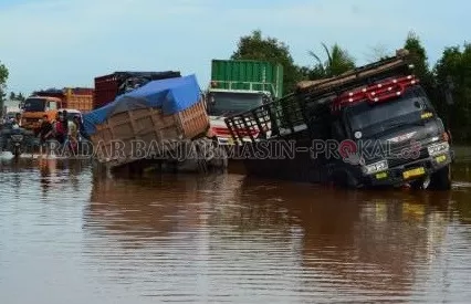 RUSAK PARAH: Kondisi Jalan Gubernur Syarkawi yang mengalami kerusakan parah akibat banjir yang menggenangi kawasana ini beberapa waktu lalu.