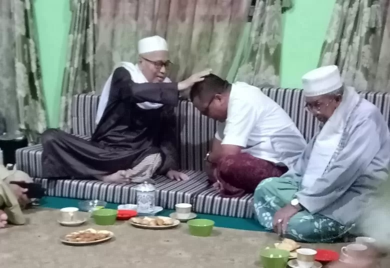 DIDOAKAN : Tuan Guru Syaifuddin Zuhri mendoakan Haji Denny.