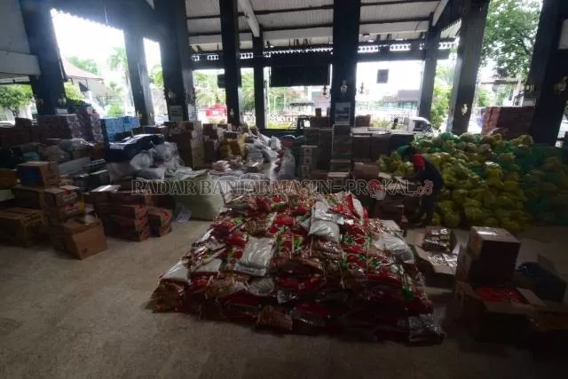 BANSOS: Bantuan bahan pangan yang menumpuk di lobi Balai Kota di Jalan RE Martadinata untuk korban banjir di Banjarmasin, Januari lalu. | FOTO: MAULANA/RADAR BANJARMASIN